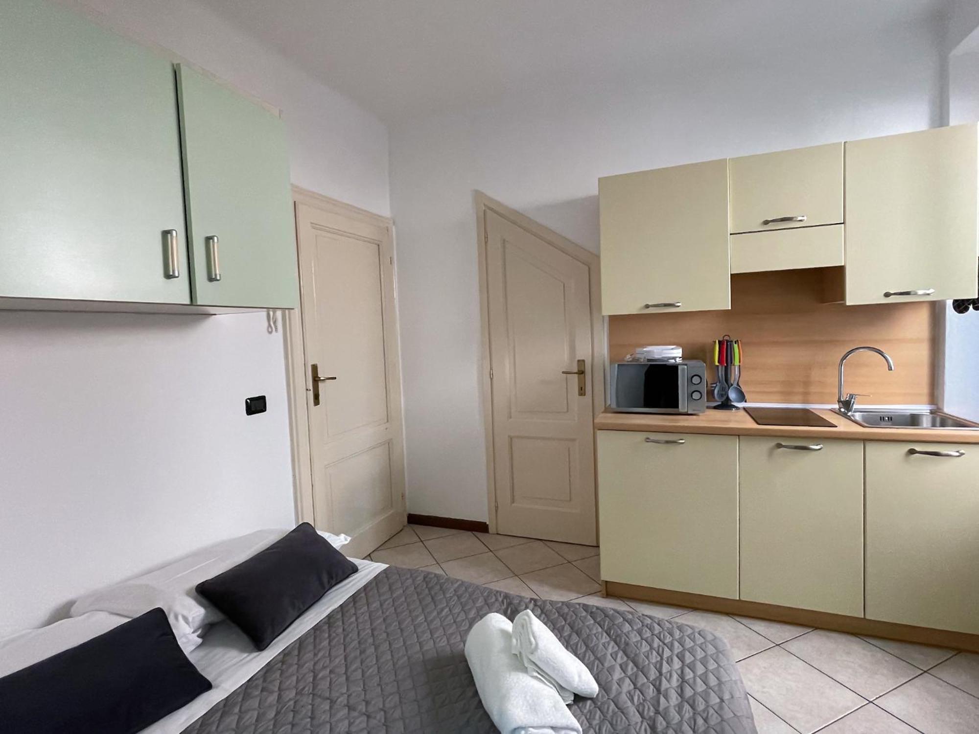 Roncati 7 Center Town Studio Apartments ベッラージョ エクステリア 写真
